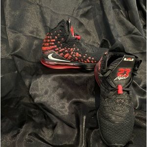 Nike LeBron 17
Infrared